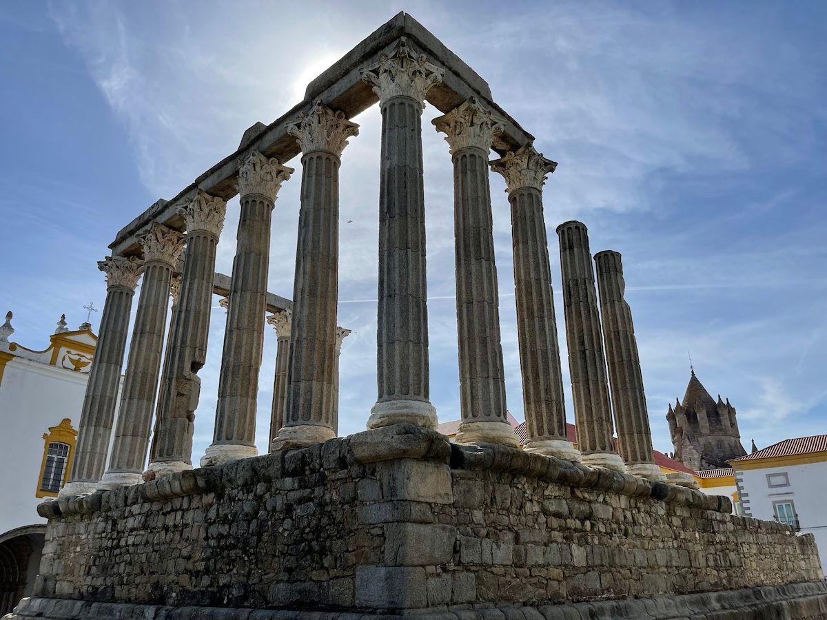 FoodTravelist's tweet photo. Explore Évora on a day trip from Lisbon! Discover the charm of this historic city. 
 https://t.co/DrfRmCSM7w
#Évora #VisitPortugal https://t.co/cvmsF2VWJJ