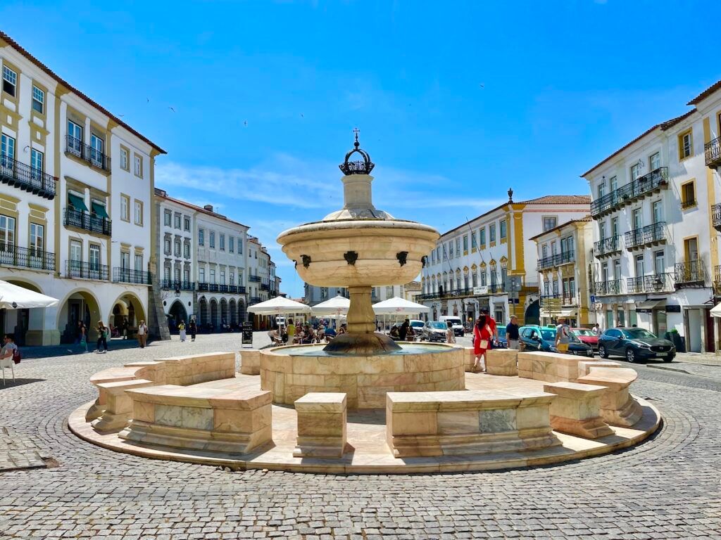 FoodTravelist's tweet photo. Explore Évora on a day trip from Lisbon! Discover the charm of this historic city. 
 https://t.co/DrfRmCSM7w
#Évora #VisitPortugal https://t.co/cvmsF2VWJJ