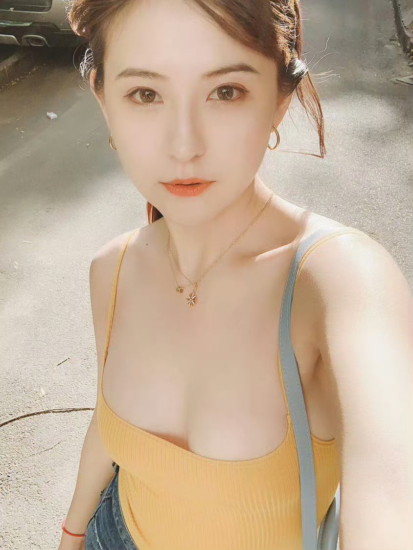 #热依扎 机场穿着，慷慨又大方。

有感赋湿一首：“
社会进步在发展，
女性思想变开放。
只想舒服和好看，
谁也别管她怎穿。

美女着装太清凉，
容易吸引男人望。
性情real我赞扬，
但请别骂我色狼。
”