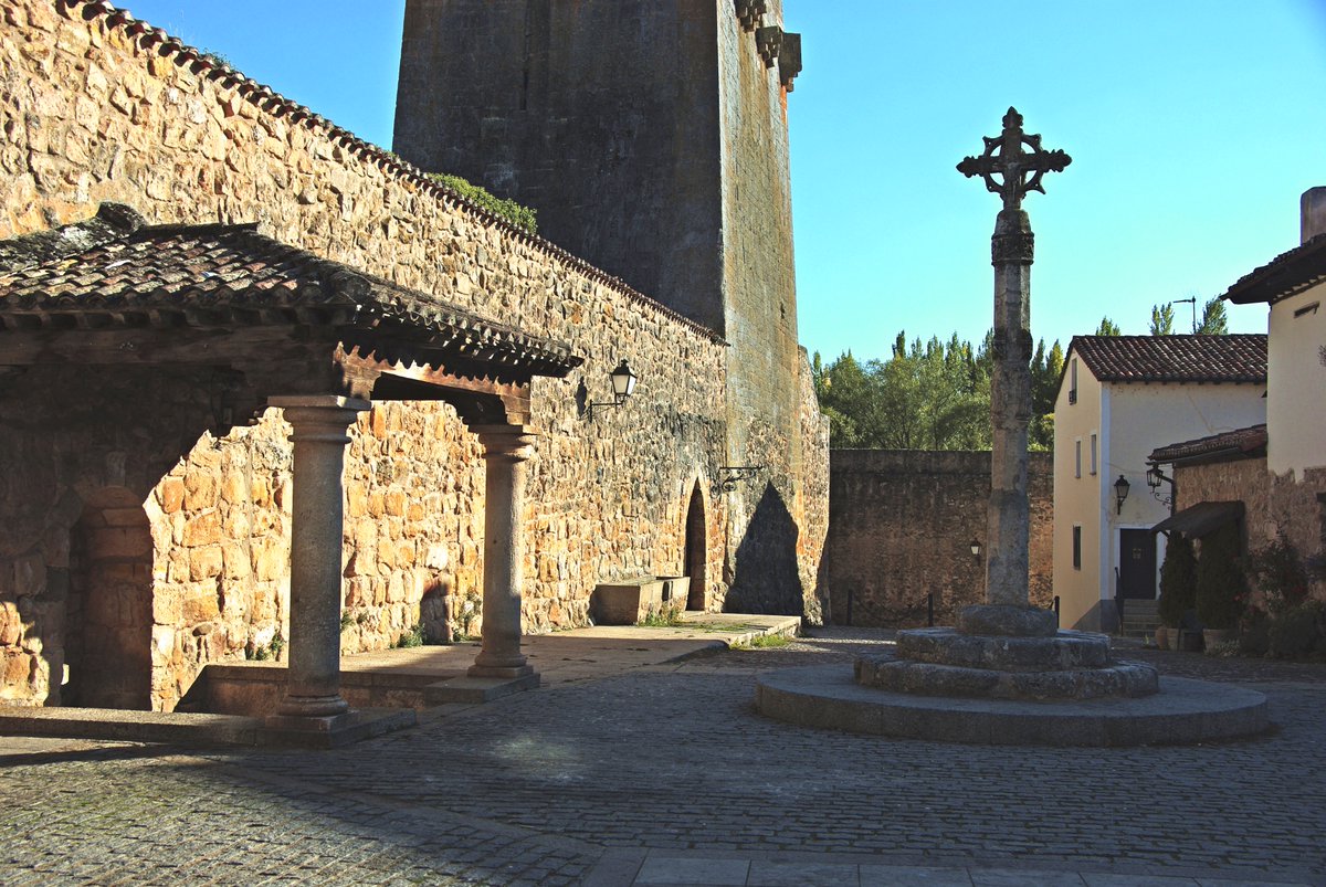 Covarrubias, certificado como uno de Los Pueblos más Bonitos de España desde 2017, conserva en su entono y en sus calles esencias celtíberas, romanas, visigodas, medievales y barrocas, que lo convierten en uno de los lugares más interesantes y emblemáticos de la provincia de