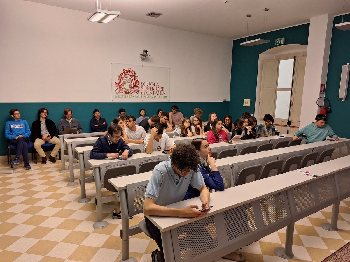 AlumniSSC's tweet image. Si è svolto ieri, presso la @SSC_UniCT, l'incontro di presentazione del progetto di #mentoring curato dall'associazione #AlumniSSC. Grande partecipazione da parte della comunità degli allievi e dei soci, che hanno raccontato le esperienze passate.
Pronti a lavorare in sinergia!💪🏻