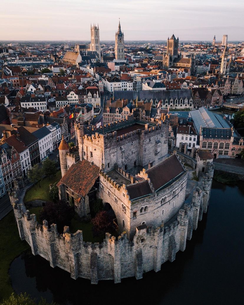 Incredible Castles of Europe -🧵
(📸:@bokehm0n)

1. Gravensteen
Ghent, Belgium 🇧🇪