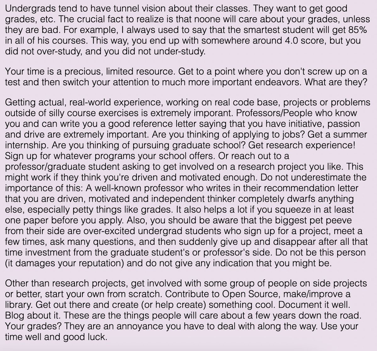 OpenAI와 Tesla의 AI 조직의 핵심 연구원이였던 Andrej Karpathy는 그의 개인 사이트에 학부생을 위한 조언을 담긴 글을 남겼는데, 글을 마무리하는 문단이 인상 깊어 번역해 봅니다:
===
대학생들은 자신의 수업에만 몰두하는 경향이 있습니다. 그들은 좋은 성적을 받고 싶어합니다. 하지만 중요한