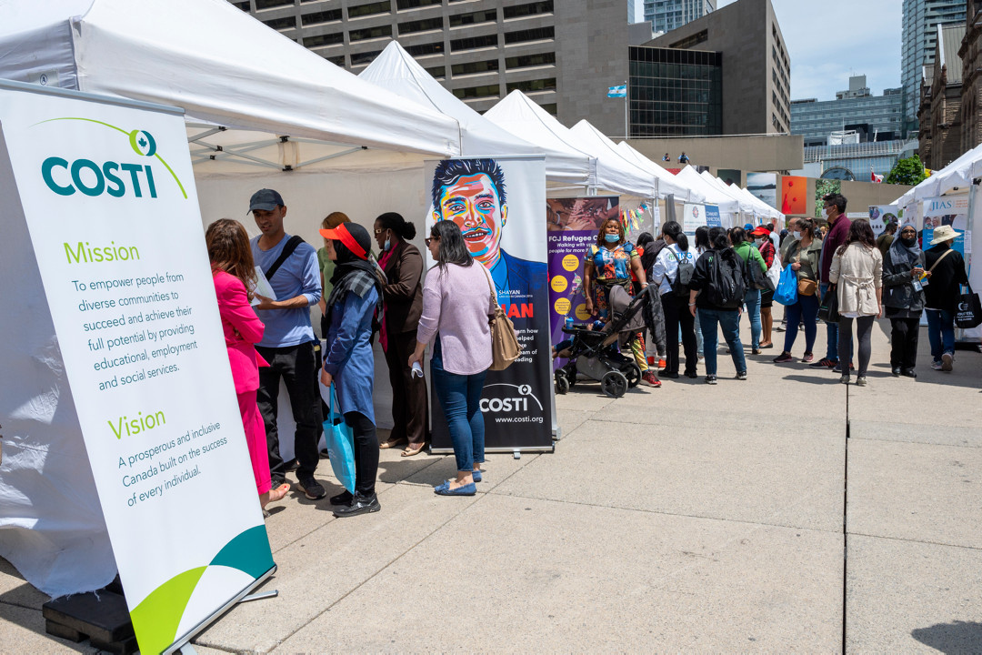 What can you expect at #TOnewcomerDay? 🎶Music 🍢Food 🇨🇦 Info & resources 😃Fun Join us on May 23 at Nathan Phillips Square from 10 a.m. – 3 p.m. Learn more at toronto.ca/NewcomerDay