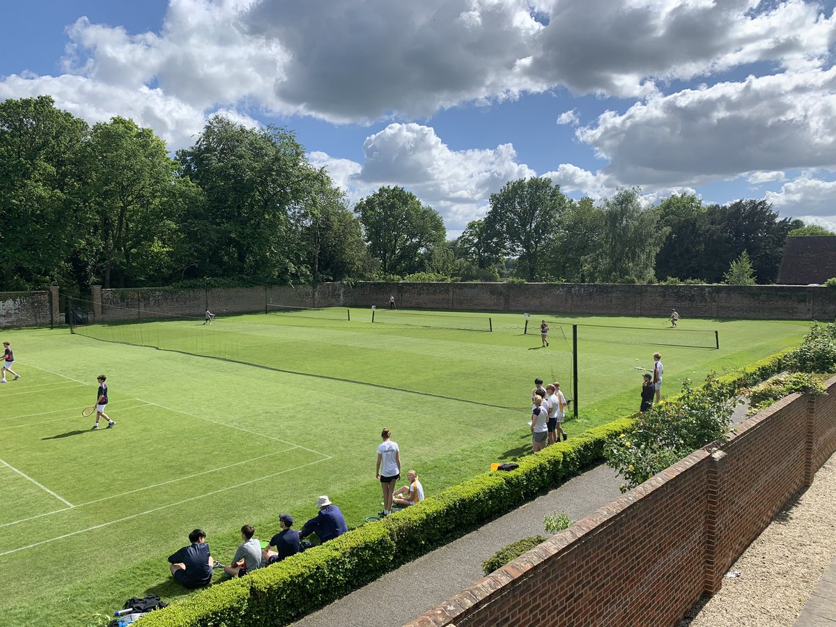 It doesn’t get much better than this…a perfect afternoon spent on the grass courts, hosting the U15 Berkshire Schools Cup. A wonderful level of tennis and sportsmanship throughout 🤝 🎾 @PangCollSport @LPSchool @ShiplakeCollege @WeAreCrosfields @OratorySport