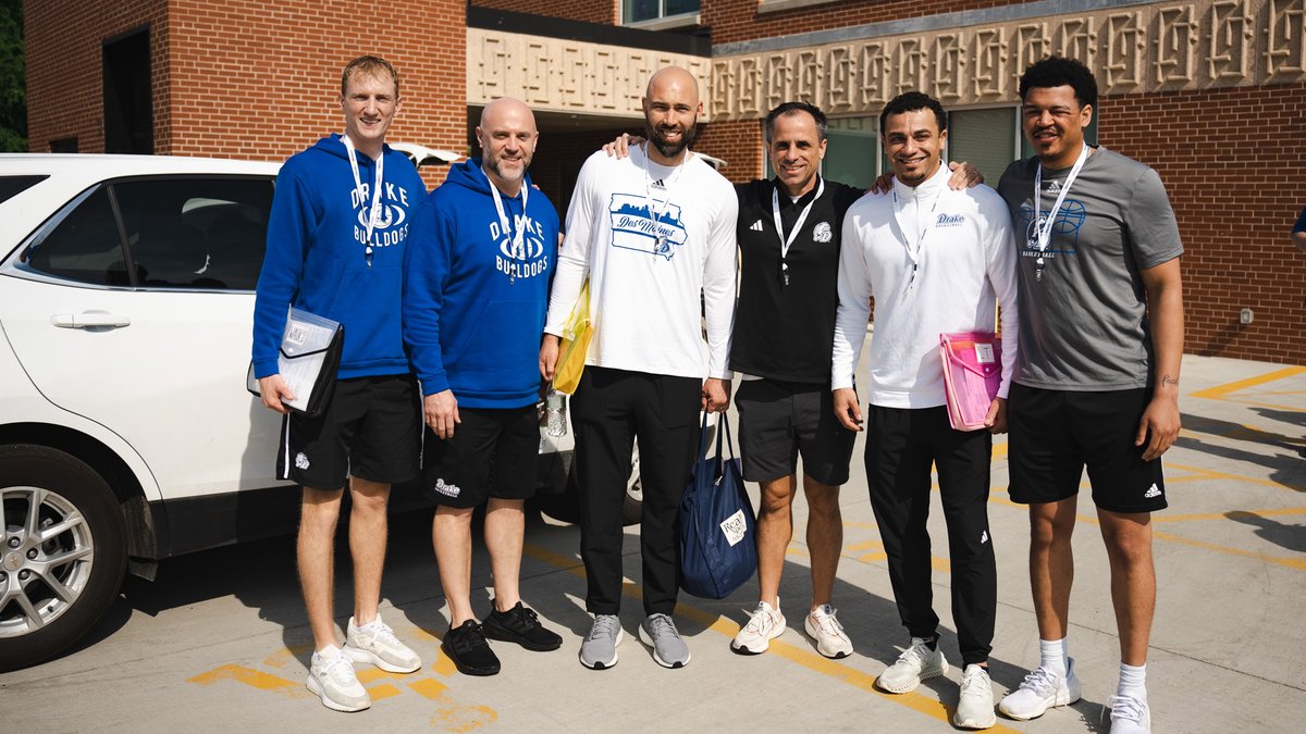 𝟓𝟏𝟓 𝐃𝐚𝐲 𝐂𝐨𝐦𝐦𝐮𝐧𝐢𝐭𝐲 𝐒𝐞𝐫𝐯𝐢𝐜𝐞 There are many ways @DUBulldogs coaches and staff are serving our community today. Our guys had the pleasure of delivering Meals on Wheels for @WLifeIA. #CultureWins #DSMHometownTeam