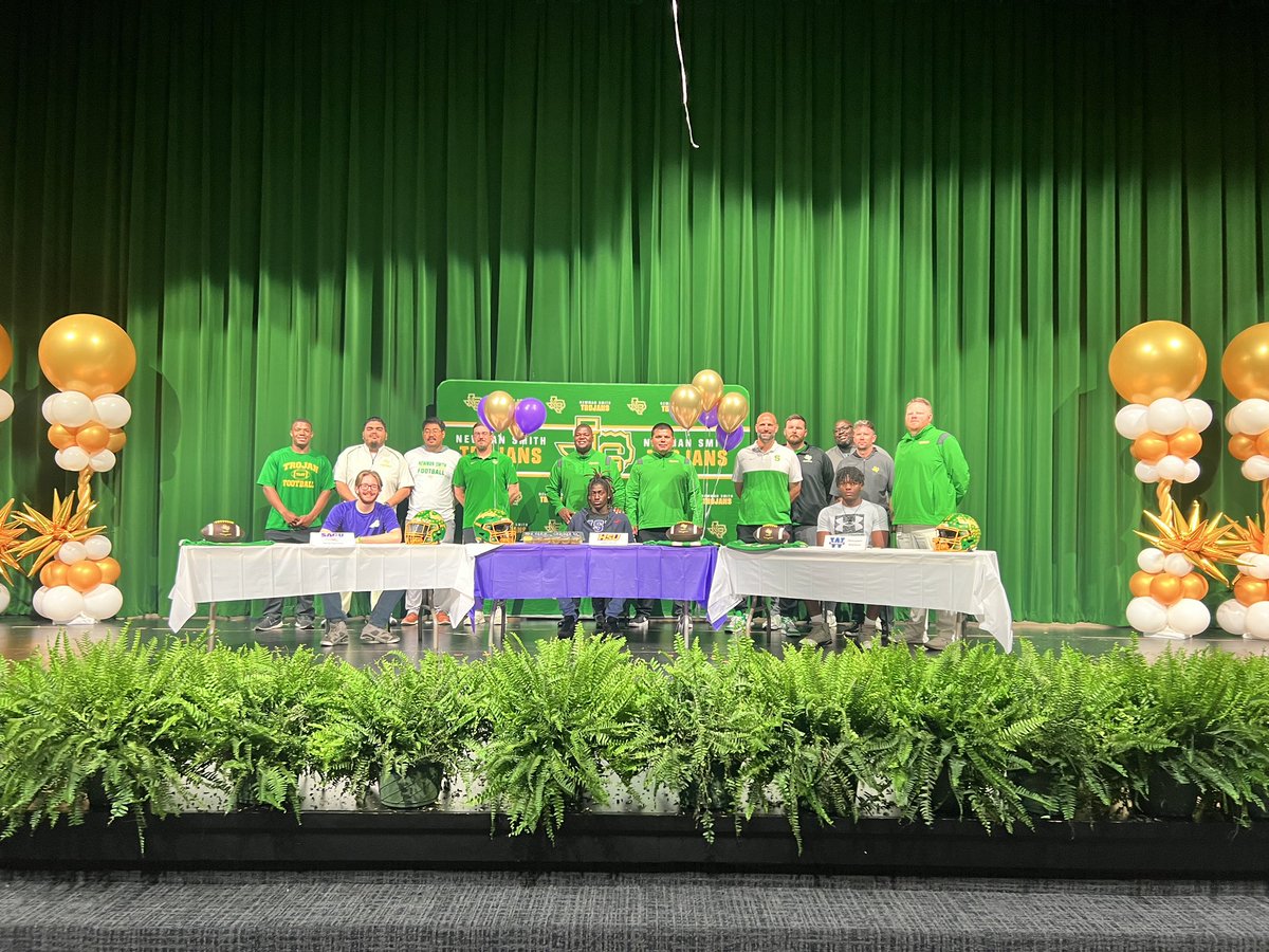 ThaBallCoach's tweet photo. Congratulations to these three outstanding young men @dburl_81 @DevyawnWallace @LewismleeJr as they will continue their education and athletic career on the next level! The Trojan Football program is proud of you! 🎉✒️ #TAAT #TrojanNation🟢🟡 https://t.co/Oi0whNSXMQ