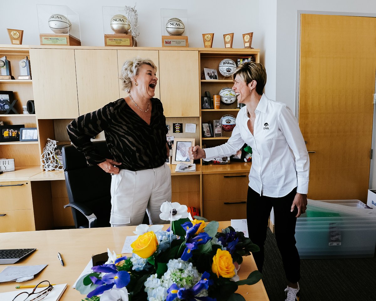IowaWBB's tweet photo. Passing the torch 🥹

@LisaBluder x @goiowa 

#Hawkeyes https://t.co/TV8eM9xAFd