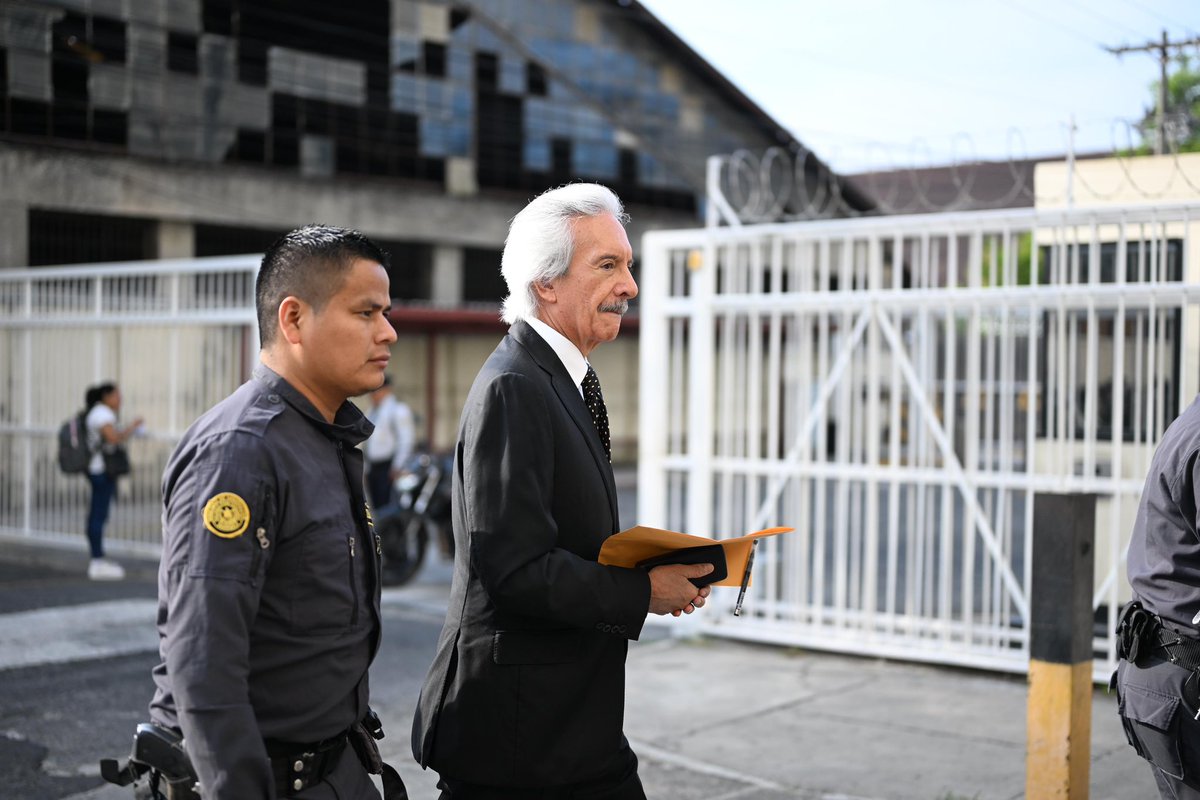 🚨 #URGENTE Tribunal Noveno otorga libertad condicional al periodista Jose Rubén Zamora, por el primer caso. Zamora seguirá en prisión por un segundo proceso de FECI. 📸 Prensa Comunitaria