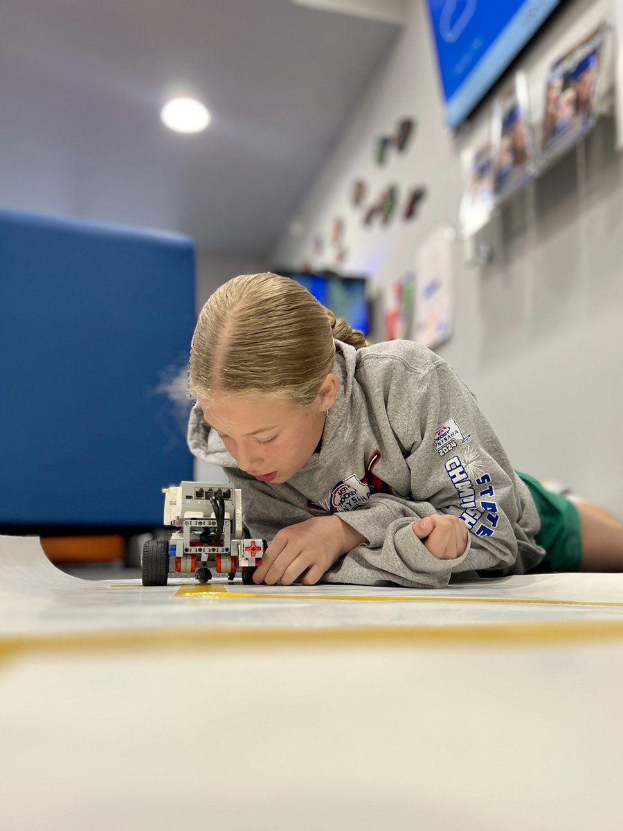 ElmwoodFranklin's tweet image. In technology class, fourth graders took on the challenge of learning to program using LEGO MINDSTORMS EV3 robots and the Classroom app. They worked in teams to create a sequence of commands, test their programming, and make any necessary corrections. #programmingforkids