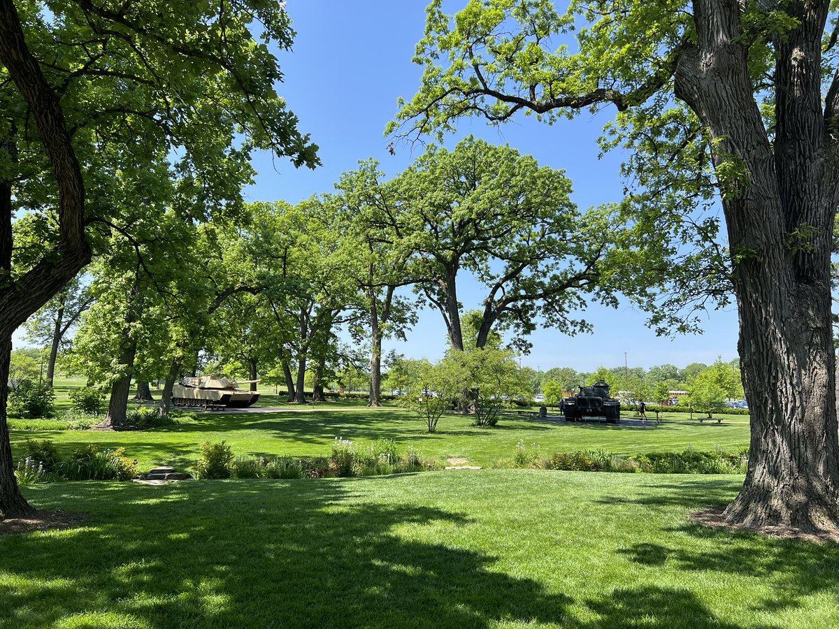 LeadLearnThrive's tweet photo. What a great day w/ the 8th grade @JewelJaguars at @CantignyPark! https://t.co/JmzNOpMlNG