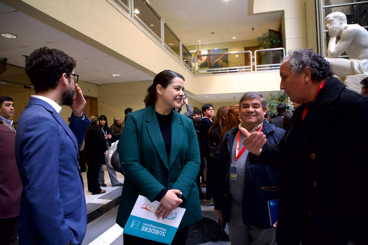 📌 Junto al @MintrabChile, la @SubsecTrabajo, sindicatos y federaciones del sector, presentamos un proyecto de Ley para reconocer y mejorar las condiciones laborales de las y los recolectores de residuos domiciliarios.