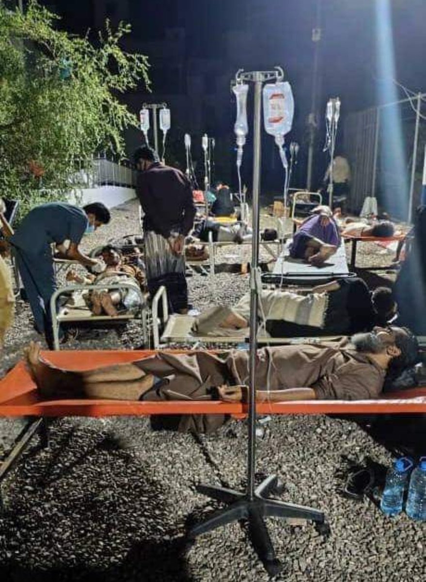 هذه الصورة ليست في غزة… هي من العاصمة المؤقتة عدن! 

الاطباء اخرجوا المرضى إلى ساحة المستشفى لأنقطاع التيار الكهربائي لان درجة الحرارة داخله اعلى. (الحرارة في عدن تتجاوز 40 درجة مئوية). 

هل يعلم كل مسؤول في هذه السلطة (طبعا لا احساس ولا ضمير عندهم) سواء كان وحدويا متخفيا او