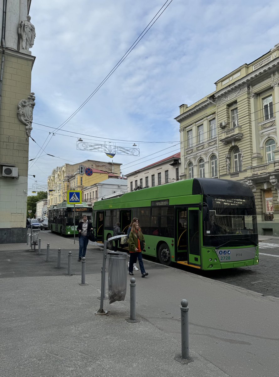 💚#Kharkiv continues to live despite constant, almost daily shelling. People walk the streets after work, and I even met a trolleybus jam in the center.