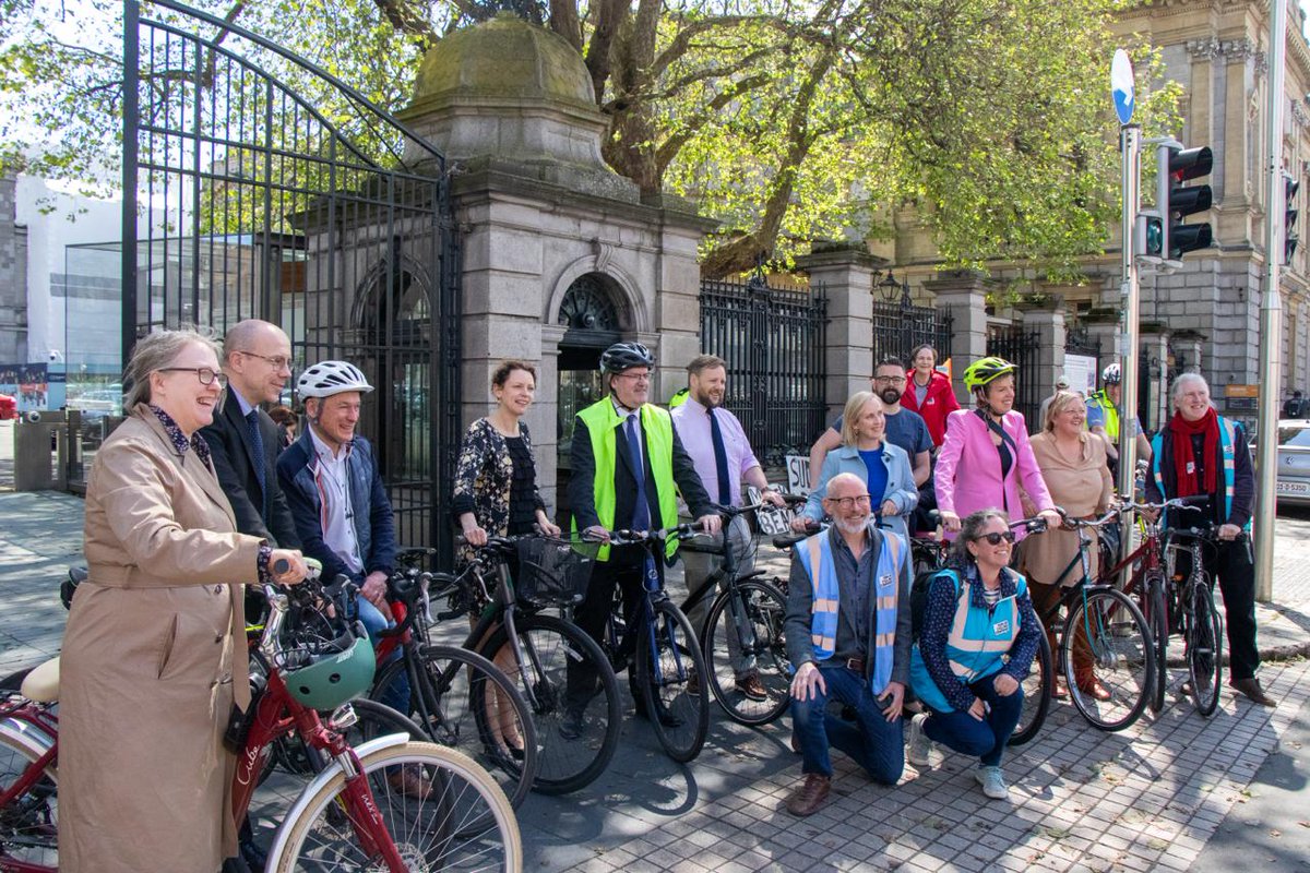 Thanks @ivanabacik, Oireachtas All-Party Cycling Group and @cyclistie for organising the BikeWeek Oireachtas Cycle. 
Numbers of people using bikes for transport, even in the Oireachtas, keeps growing, and it's heartening to see the huge support among Senators and TDs for cycling.