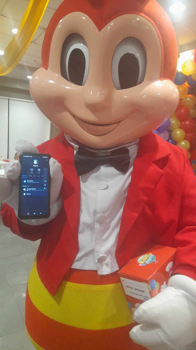 I am crying my homie asked Jollibee to take a photo with me on my discord....  ITS THE REALEST THING EVER!!!!!! MY HERO I LOVE JOLLIBEE 🥹🥹🥹❤️❤️❤️