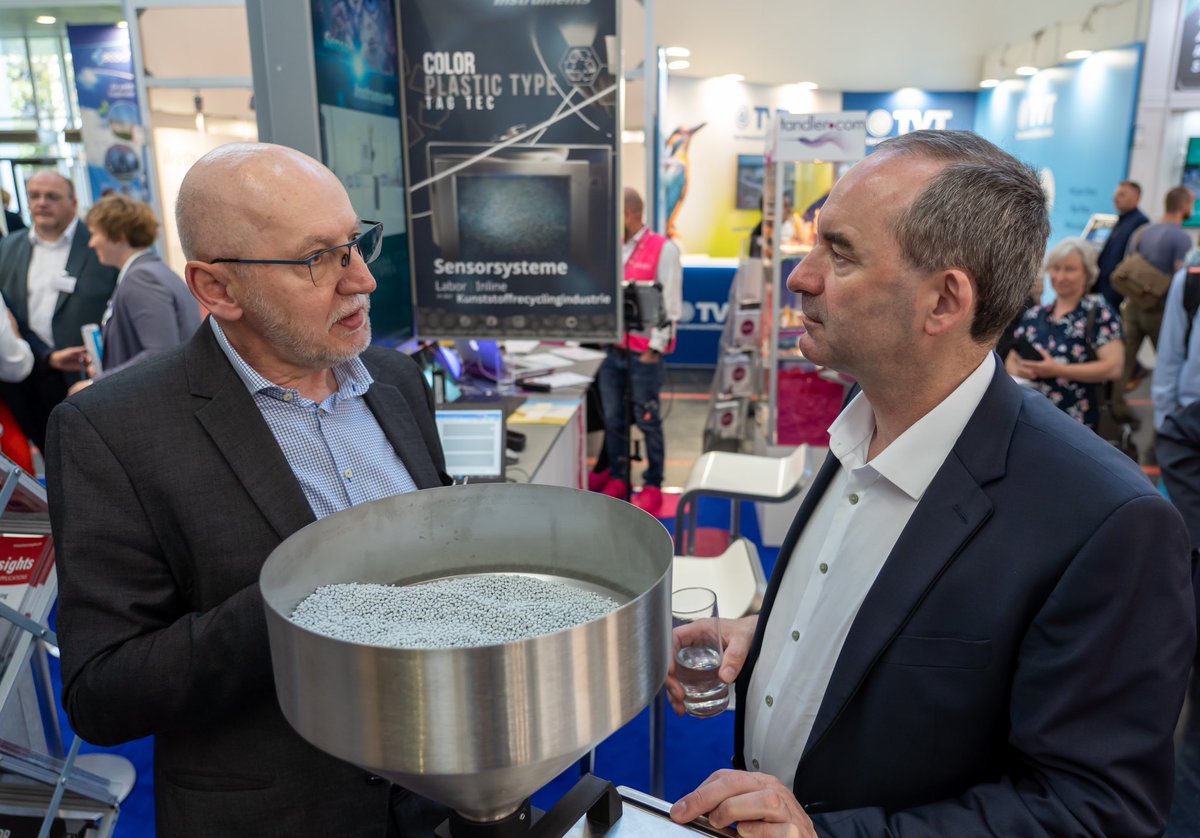 SI_Germany's tweet photo. Während der IFAT 2024 in München hat sich der bayerische Wirtschaftsminister Hubert Aiwanger auf dem Stand der Bayern Innovativ über die optischen Sensorlösungen von Sensor Instruments informiert.

#ifat #messe #sensor #hubertaiwanger https://t.co/G26SqKh1JM