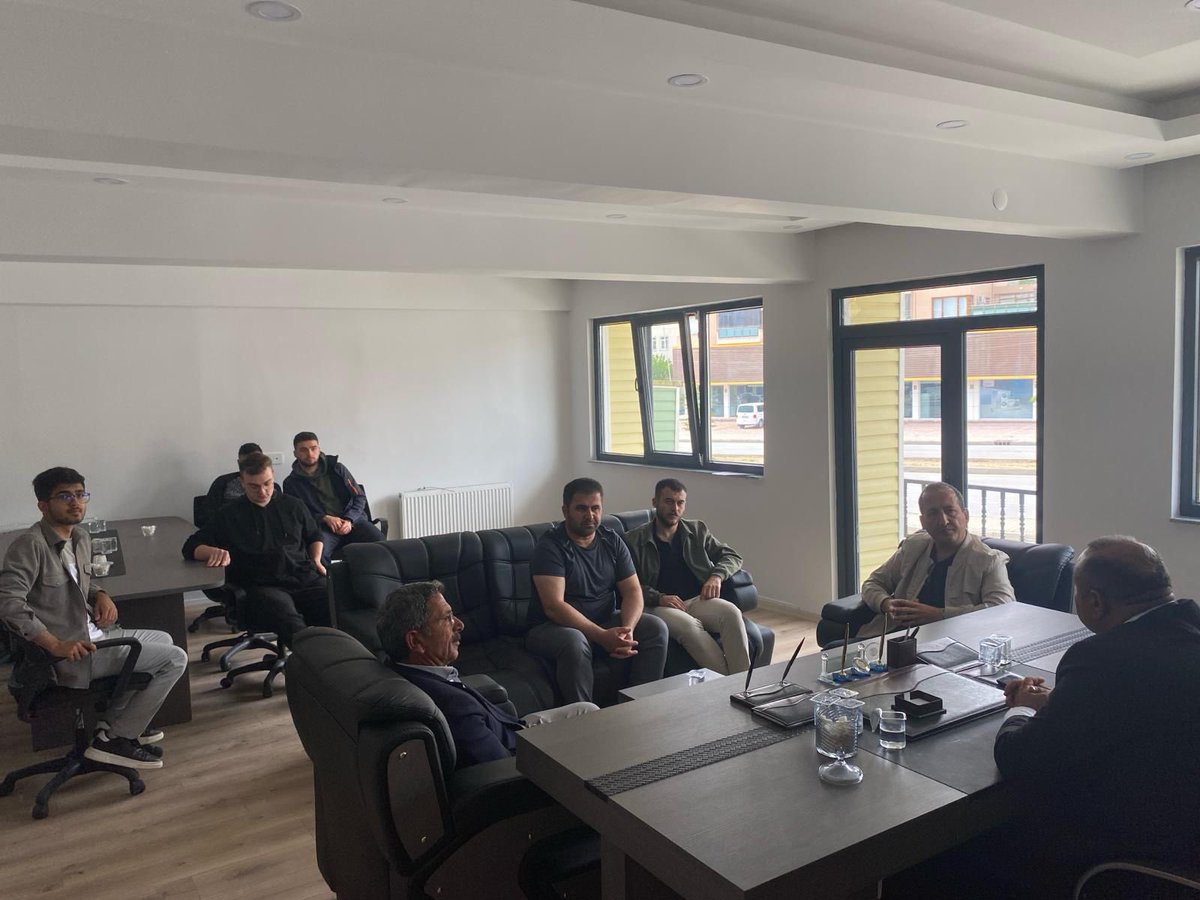 CorumKYGM's tweet photo. 📍GSB Sungurlu Öğrenci Yurdu

Yurdumuzda öğrencilerimizle Sungurlu Ziraat Odası Başkanlığını ziyaret edip Sungurlu ve Türkiye tarımı hakkında sohbet edildi. https://t.co/JcqwV7Ap3i
