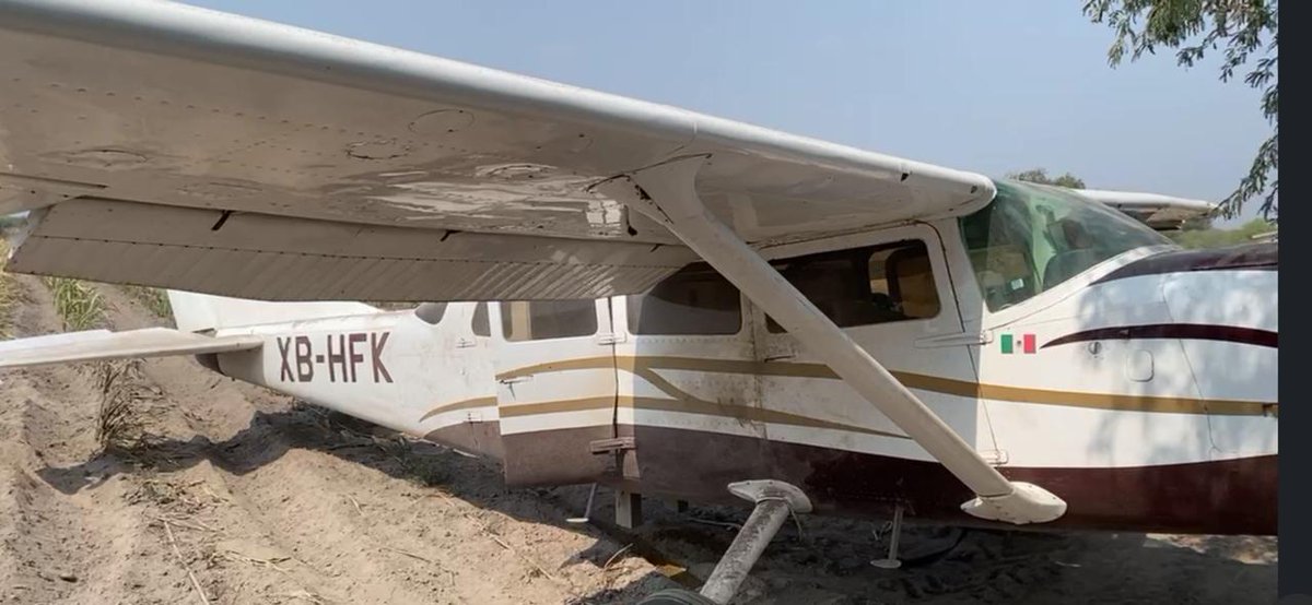 Aterrizaje forzoso de esta aeronave en el km 7 de la autopista libre a Río Verde y la entrada a Cerritos. Piloto ileso. Las autoridades en el lugar.