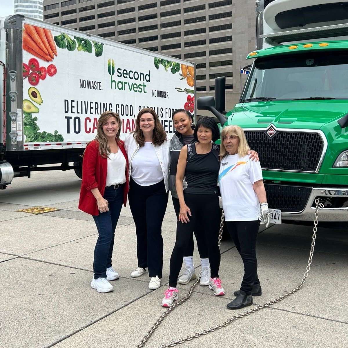 .@SecondHarvestCA Truck Pull! 💪🚚 Team City Hall joined in over lunch. Thank you so much to @CllrAmberMorley, @McKelvieTO and @FrancesNunziata for helping to get the truck over the finish line for a good cause. Great team work!