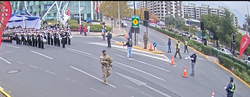 Personal de la Dirección de Tránsito regulando Tránsito en cruce de Avda. Las Condes/Avda. Apoquindo por desfile de las Glorias Navales.