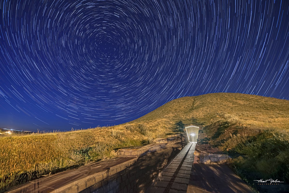 Kral Midas Mezar odasının yandan görünüşünde Polaris/Kuzey yıldızı ve döngüsü  tümülüsün sağından ve alt seviyeden kareye hakim oldu ve çok güzel oturdu.
Mutlu akşamlar...