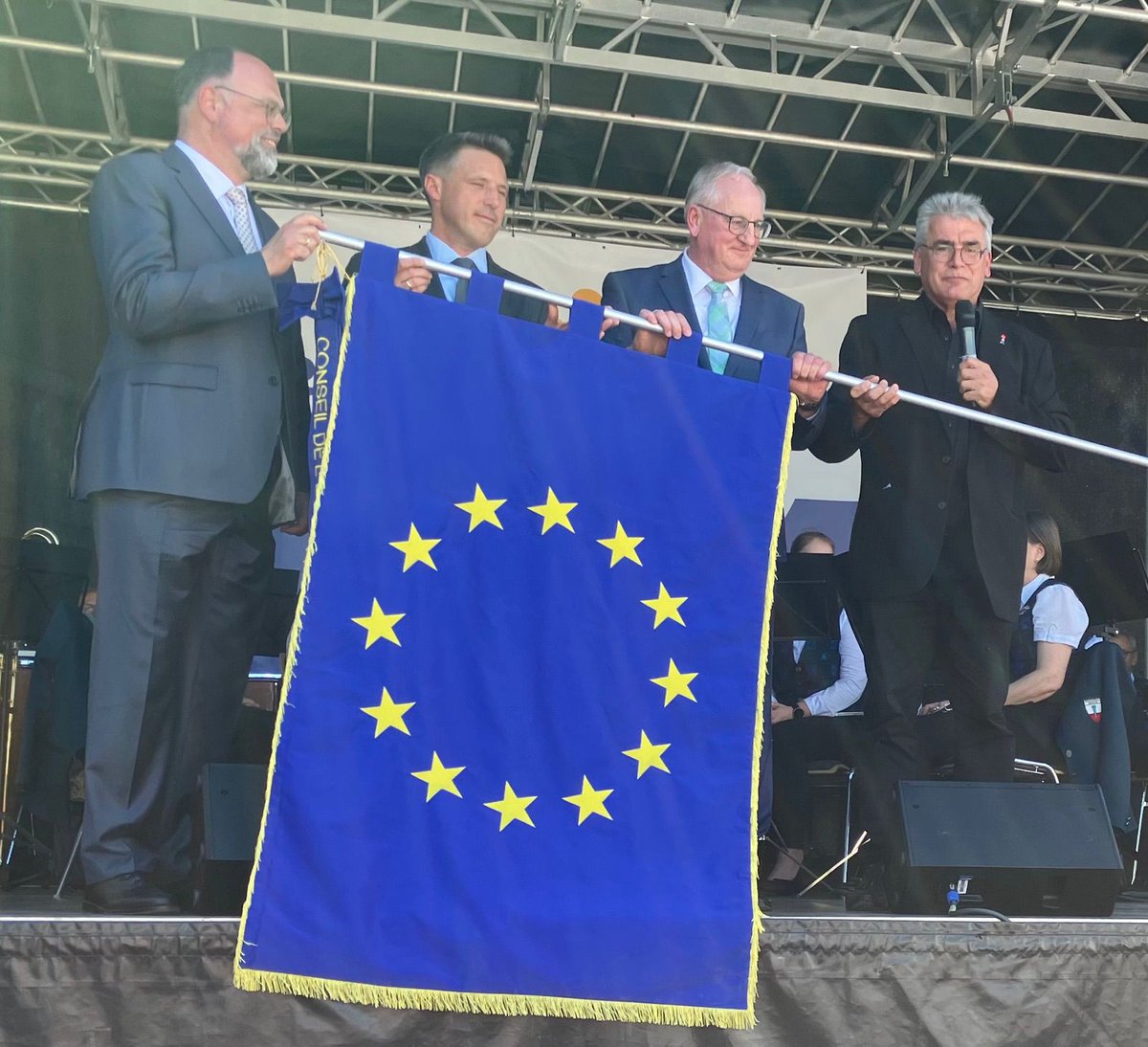 🎉 Congratulations to Nagold (Germany) on the beautiful presentation ceremony of the Flag of Honour of the Europe Prize on 11 May, with the participation of PACE's @CPetryMdB, Chairperson of the Sub-Committee on the Europe Prize.