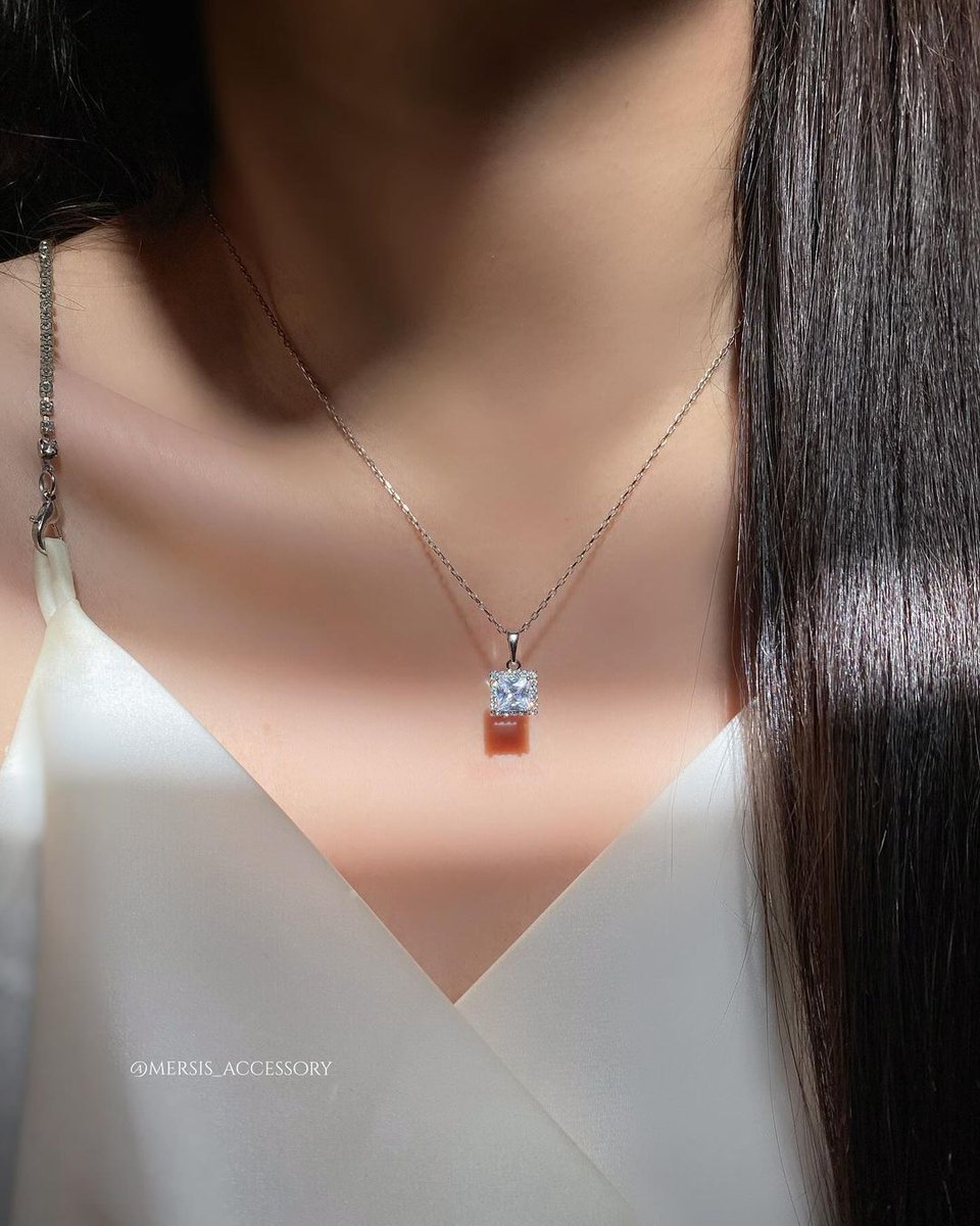 A subtle necklace can get you lot of admiration if your choice is good.

#necklace #subtle #cute #fashionideas #LuxuryLiving #luxuryfashion #reesinscorp 

@Mehek_Naaaz @hotwifereena @Urmila_offi @_HKPK