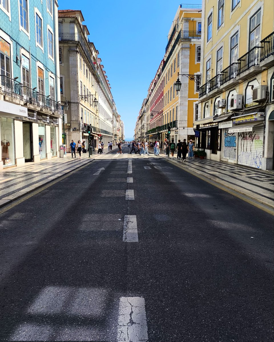 nya_zurc's tweet photo. Weekend sunny windows.......#urbanphotography #streetphotography #cityphotography #cityview #citystrangers #cityescape #street #emptystreets #lisbon #stangers #photography #photo #photooftheday #photographer https://t.co/rT3UuW8lKi