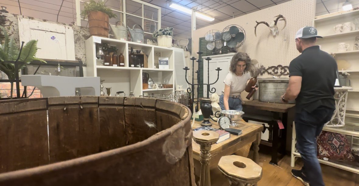 SarahAl_Shaikh's tweet photo. After 40 years in business, the Austin Antique Mall closes today. 

The 30,000 square-foot space will be used as an extension for Playland Skate Center next door.

About 90 vendors have a month to clear out their booths. Some will move to an antique mall in Taylor. 

@KXAN_News https://t.co/ySyY3RGGhh