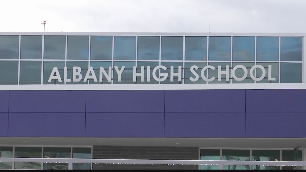 🏈 Albany High School's girls' flag football team is the first seed in the Section 2, Division 1 playoffs. trib.al/OSeHvye