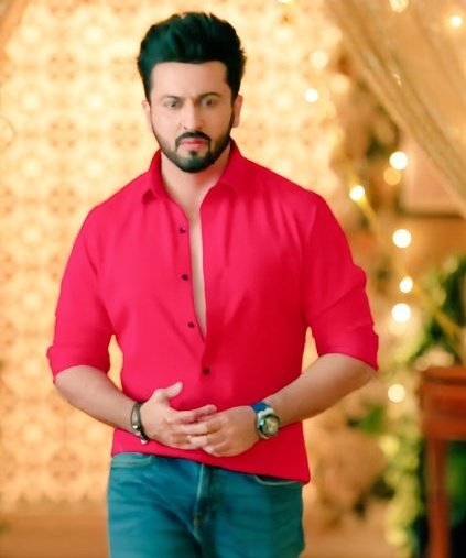 Pairing the red shirt with blue jeans, our #DheerajDhoopar exuded a cool and confident vibe❤😍 This combination is classic yet modern, reflecting his character’s stylish persona😍❤✨🧿
#SubhaanSiddiqui ❤❤✨✨
#RabbSeHaiDua ❤