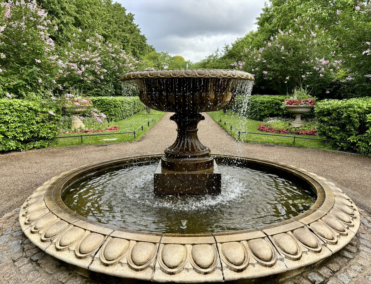 Can’t beat a stroll home through #RegentsPark
Bring on those balmy evenings…