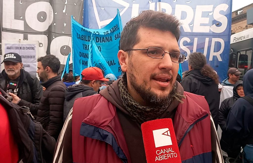 MARCELOFAVAOK's tweet photo. TE LO PRESENTO:

CHARLY FERNANDEZ (FUE ALLANADO), LIDER DE FRENTE ORGANIZACIONES EN LUCHA (FOL).

EL KIRCHENRISMO LE DIO 690 MILLONES EN 2003 PARA COMPRAR ALIMENTOS A LOS POBRES Y EL LO PUSO EN PLAZO FIJO.

690 MILLONES DE PESOS y tenían CUATRO plazos fijos en el Banco Credicoop. https://t.co/ZGkSlbU8dE