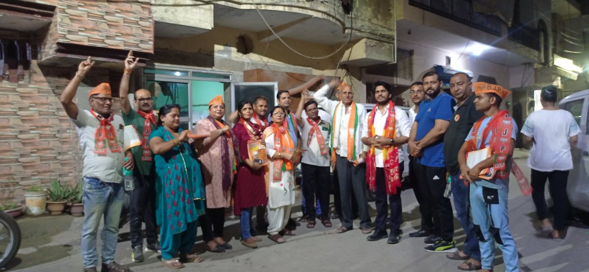 KhatriSundary's tweet photo. पटेल नगर बूथ नम्बर  67,68 पर  डोर टू डोर करते हुये  शक्ति केन्द्र  निर्मला नागेश
 मंडल अध्यक्ष प्रियव्रत कटारिया मंडल की टीम व मंडल  प्रभारी  सुंदरी अत्री
#ViksitBharatViksitHaryana #ModiKiGaurantee #Phirekbaarmodisarkar2024 @BJPMMHRY @AmitShah https://t.co/aViUR2Weq9