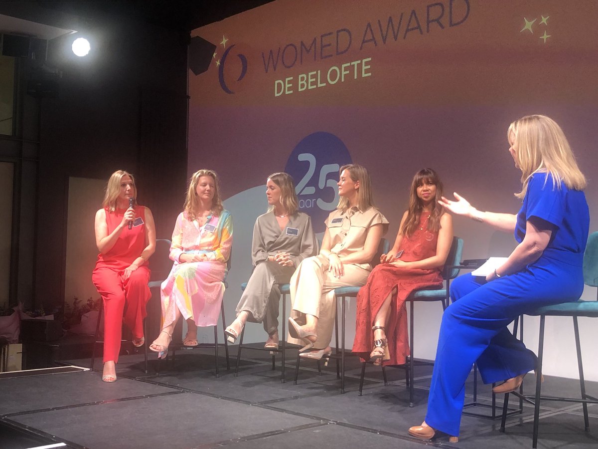 Van vijf indrukwekkende startende onderneemsters krijgt Charlotte Thersen van Moi en Marie uit handen van ⁦<a href="/jobrouns1/">Jo Brouns</a>⁩ de Womed Belofte Award. Proficiat! #womed ⁦<a href="/UNIZOvzw/">UNIZO</a>⁩ ⁦<a href="/vrouwennetbe/">vrouwennetbe</a>⁩