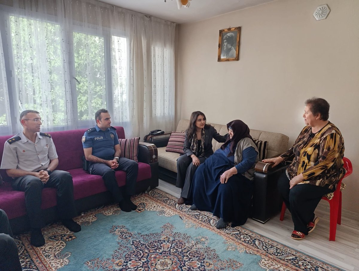 Kaymakamımız Sn. Yağmur ŞİMŞEK, mahiyetindeki heyet ile birlikte 19.06.1985 yılında Hakkari / Yüksekova İlçesinde Şehadete eren J.Er Şenol UÇDU'nun kıymetli ailesini ziyaret etti.