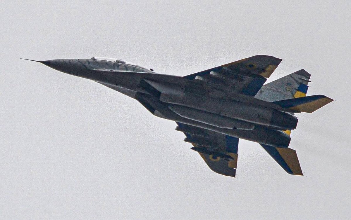 Ukrajinský MiG-29UBS nese stále nestandardní zbarvení slovenské tygří letky. U původního uživatele na základně Sliač nosil bortové číslo 1303. #Ukraine #Ukrajina #Slovensko #Slovakia #StayWithUkraine #Fulcrum