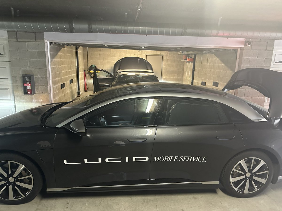 Getting my first annual service performed today and it’s also my first mobile service appointment. I’ve never had mobile service before so this is really cool to have them come to me. Thanks @lucidmotors 

#lucidownersclub #lucidair #electricvehicle #mobileservice
