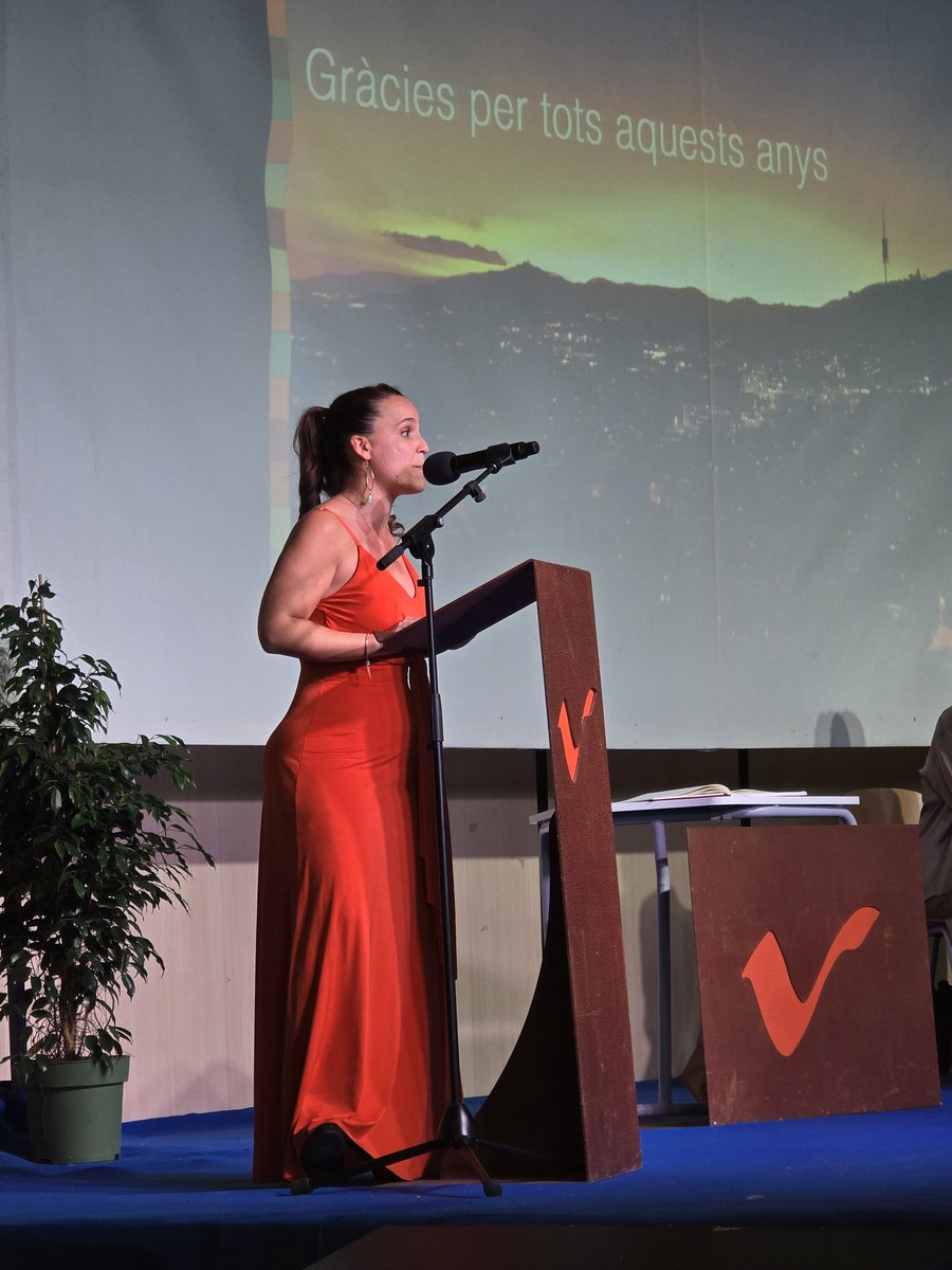 EscolaVirolai's tweet photo. La Sandra Entrena agraeix la implicació de les famílies i encoratja els alumnes a seguir creixent en el seu nou camí! Quin orgull que sentim! Quina emoció! https://t.co/8tVjEh4dph