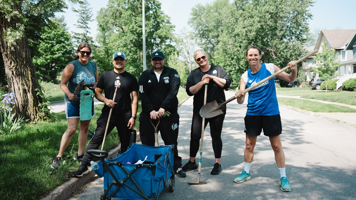 DUBulldogs's tweet photo. 𝐃𝐞𝐬 𝐌𝐨𝐢𝐧𝐞𝐬' 𝐇𝐨𝐦𝐞𝐭𝐨𝐰𝐧 𝐓𝐞𝐚𝐦

Here are a few stops along our #515Day Community Service event.

📍@WLifeIA - @DrakeNeighbor - Boys and Girls Club

#DSMHometownTeam https://t.co/L8XkEUMSLI