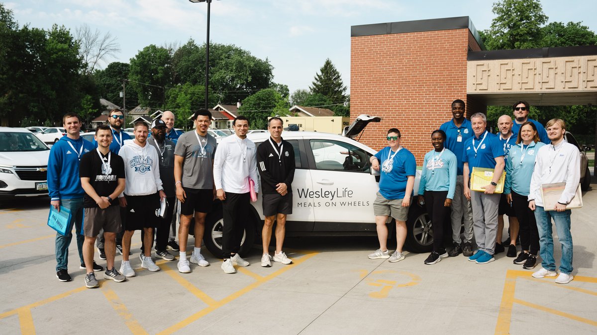 DUBulldogs's tweet photo. 𝐃𝐞𝐬 𝐌𝐨𝐢𝐧𝐞𝐬' 𝐇𝐨𝐦𝐞𝐭𝐨𝐰𝐧 𝐓𝐞𝐚𝐦

Here are a few stops along our #515Day Community Service event.

📍@WLifeIA - @DrakeNeighbor - Boys and Girls Club

#DSMHometownTeam https://t.co/L8XkEUMSLI