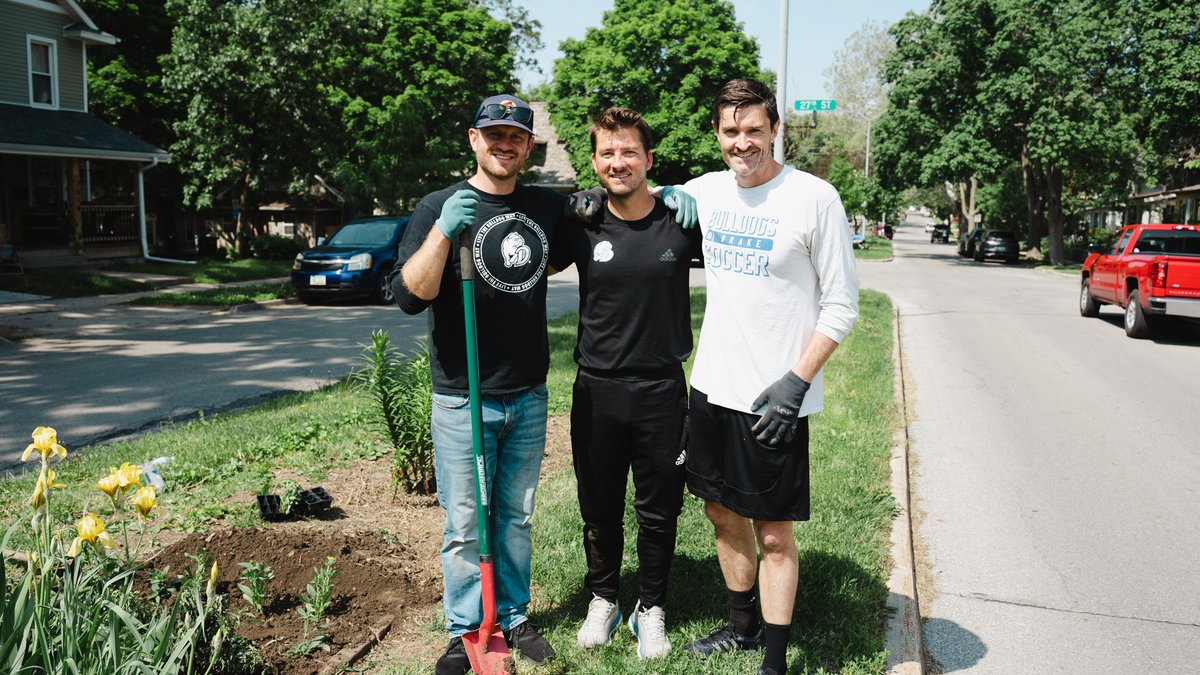 DUBulldogs's tweet photo. 𝐃𝐞𝐬 𝐌𝐨𝐢𝐧𝐞𝐬' 𝐇𝐨𝐦𝐞𝐭𝐨𝐰𝐧 𝐓𝐞𝐚𝐦

Here are a few stops along our #515Day Community Service event.

📍@WLifeIA - @DrakeNeighbor - Boys and Girls Club

#DSMHometownTeam https://t.co/L8XkEUMSLI