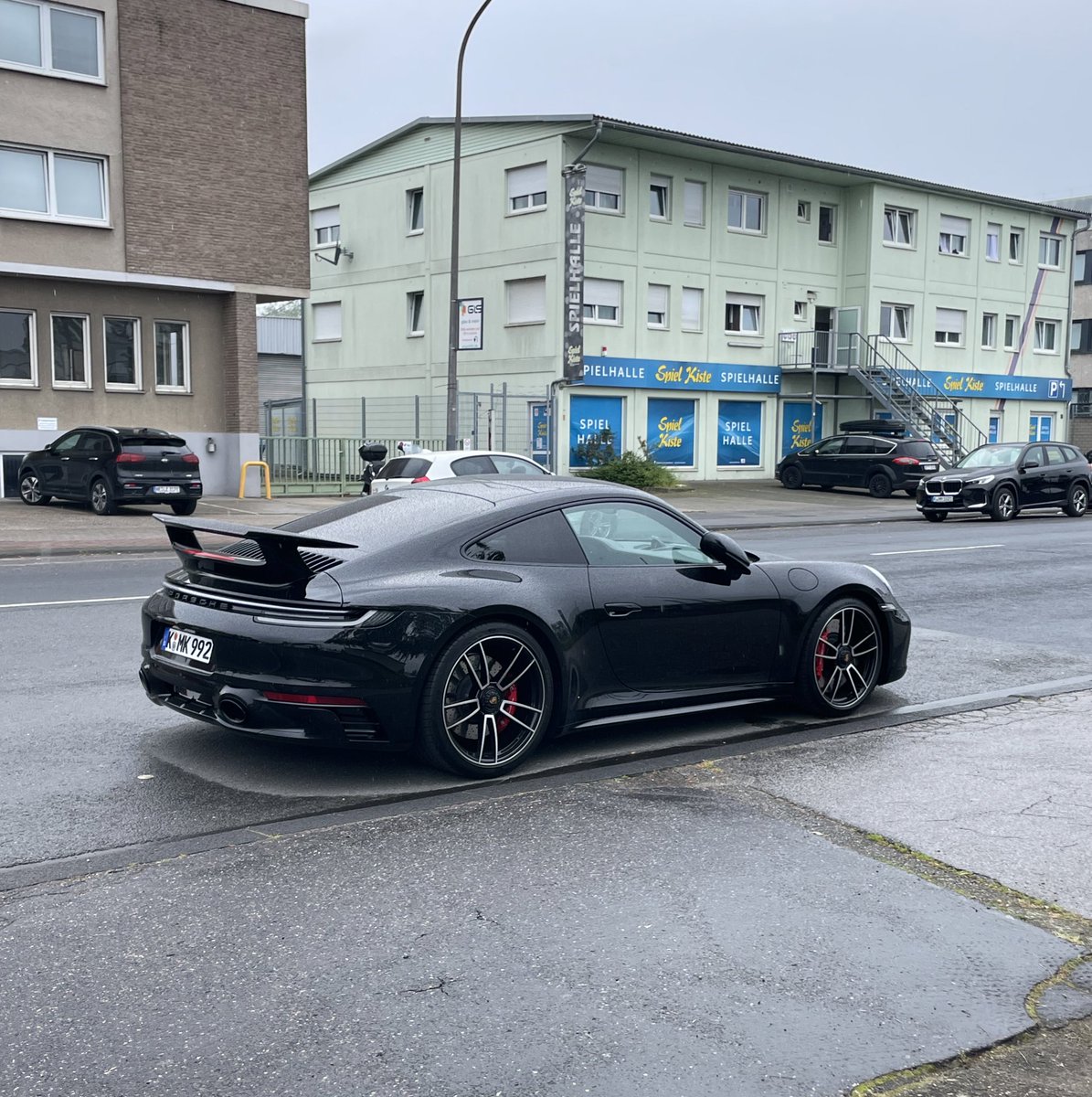 N’empêche l’Allemagne, c’est quand même un autre délire niveau bagnoles ! Tu croises des AMG & M à chaque coin de rue.
Sans compter les Porsche.