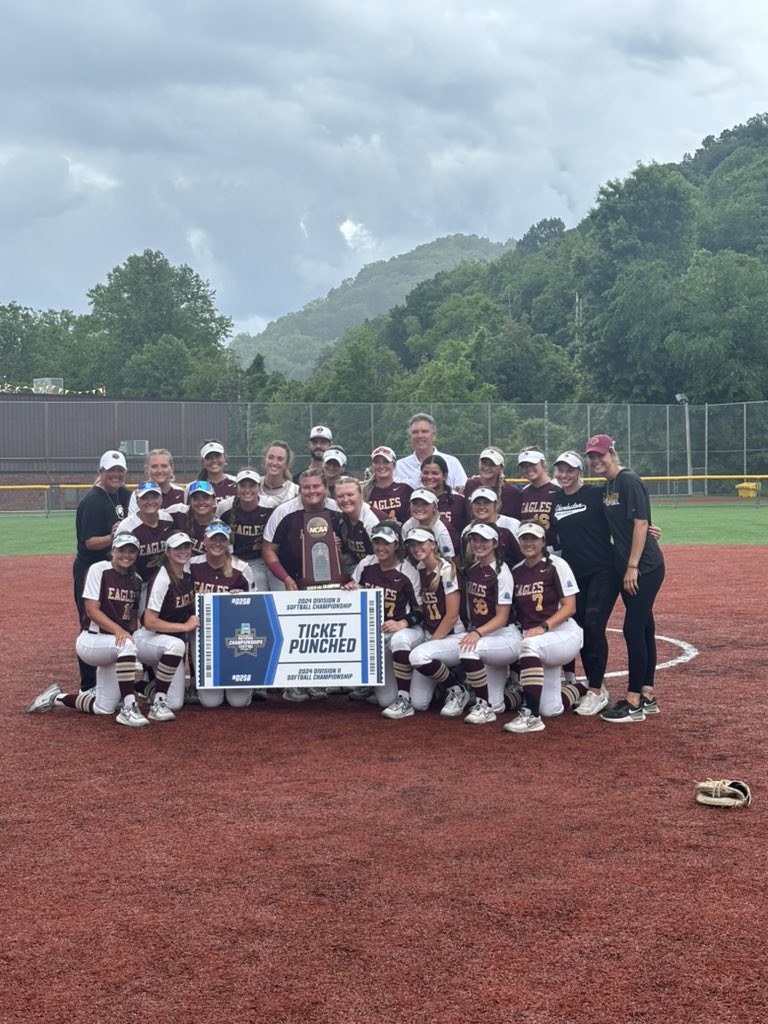 ucwv_athletics's tweet photo. 🥎 UC SOFTBALL IS HEADED TO THE NCAA DII COLLEGE WORLD SERIES😤‼️

#WingsUp 🦅 https://t.co/9ZH7ebE1Gd