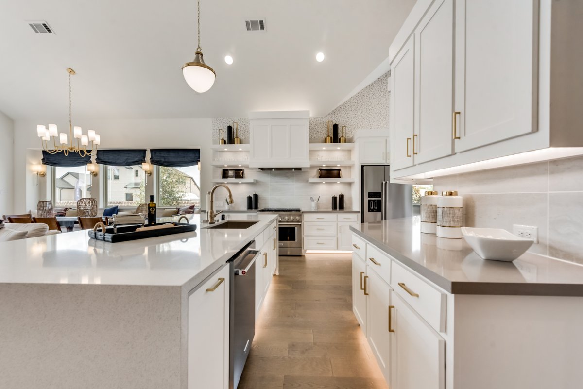 Gold hardware is a classic that never goes out of style! The best thing... you can pair it with any finishes for a truly customized look!🤩 

#discoverhomes #homebuyer #DesignInspiration