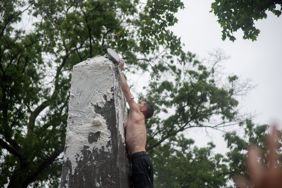 NavalAcademy's tweet photo. 🏆Capper MIDN 4/C Ben Leisegang, 4th Company, from Rancho Santa Margarita, CA, at the moment of victory during today's rainy and cold Herndon Climb🌨
@@City_of_RSM #victory #plebe https://t.co/3hrUaJen1k