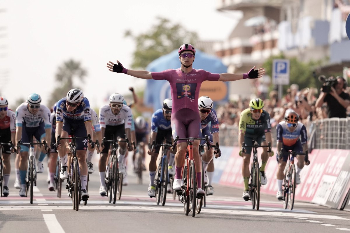 Giro d'Italia 2024 Stage 11 capovelo.com/giro-ditalia-2… #Giro2024 #GiroDItalia #MagliaRosa #Pogacar #TadejPogacar #FightForPink #Giro