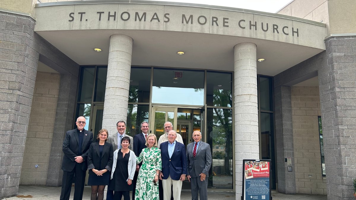 A delightful gathering with Grad Commencement Speaker, Frank Sadlier Dinger ‘71MBA who brought his daughter, Angela Dinger Gillespie, and members of the William H. Sadlier, Inc.’s team to campus for a tour. @StJohnsU

#SJUSOE
#SJUElevates