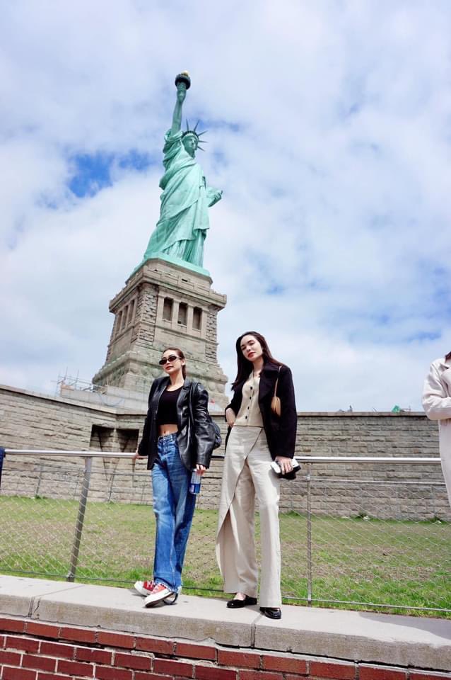 And, of course, the Statue of Liberty already has Englot. 🩷 #TheGrandConcertENGLOTinUSA #อิงฟ้ามหาชน #อิงฟ้าวราหะ #ชาล็อตออสติน #ENGLOT #อิงล็อต
